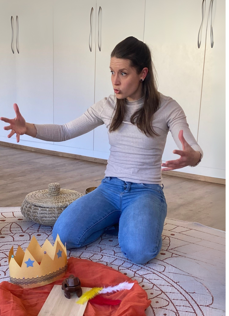 Inhaberin Märchenhappen Lächelnde Frau mit langen, braunen Haaren vor einem hellen Hintergrund. Inhaberin von Märchenhappen.